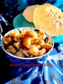 Aaloo Morich & Kaalo Jeere’r Loochi | Aaloo-Kaali Mirch & Kalaunji Waale Poori Recipe