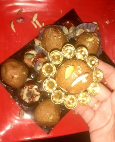 Besan ke ladoo
