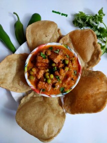 Poori of Jowar Aata and Veggie of Peas and Cheese Recipe