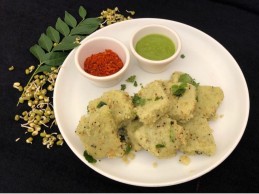 Sprouted moong n Sooji Dhokla Recipe