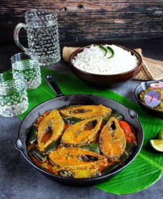 Hilsa Curry with Eggplant/Ilish er Begun Jhol Recipe
